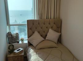 Cozy Small Private Room Sea View window - ROOM INSIDE APARTMENT，位于阿吉曼的酒店