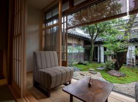 越中井波町屋旅館古香里庵，位于南砺的带热水浴缸的酒店