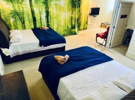 Homestay Ladang Deluxe Family Suite，位于瓜拉丁加奴的带按摩浴缸的酒店