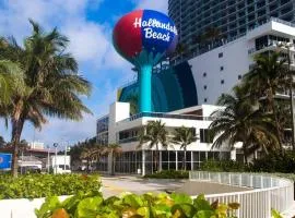 Walk to the beach, Studio, Pool AND FREE Parking