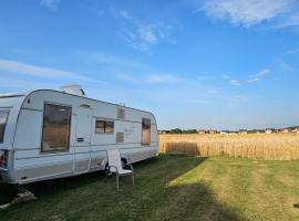 Deluxe Oase der Ruhe - Wohnwagen im Kornfeld，位于Raskrižje的露营地