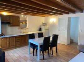 Maison au calme a l'orée du bois. Accès A13-A14，位于奥热瓦勒的酒店