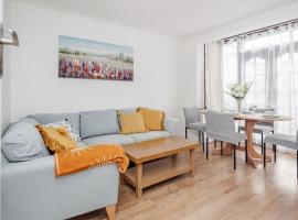 Lovely 4 Bedrooms House Near Romford Station With Parking，位于罗姆福特的酒店