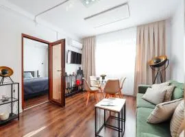 Oradea City Center Apartment Near Aquapark with Jacuzzi & Parking