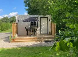 Mysig ministuga på privat läge landet