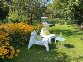 La Belle-Vie Gen&egrave;ve - une escapade nature，位于Plan-les-Ouates的带泳池的酒店