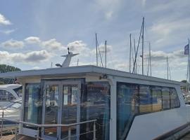MOONLIGHT HOUSEBOAT，位于斯维诺乌伊希切的船屋