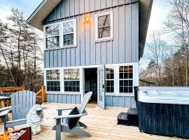 Hygge Blue Chalet - Close to all attractions - XL Hot Tub