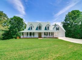 Lake Cumberland Retreat with Deck and Views!，位于Jamestown的酒店