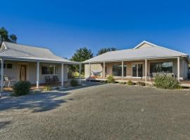 The Metung Crest - Spacious Family Retreat，位于梅顿的酒店