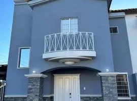 Casa amplia cerca de garita