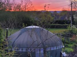 The Big Yurt - family glamping in the Cotswolds，位于伯克利的酒店