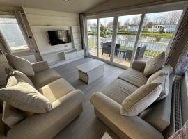 Mablethorpe Lakeside Caravan with Decking & Wi-Fi!，位于梅布尔索普的酒店