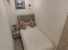 Cozy single bed partition，位于阿吉曼的青旅