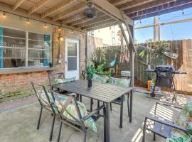 Townhome Near Beach in Galveston Furnished Patio!，位于加尔维斯敦的别墅