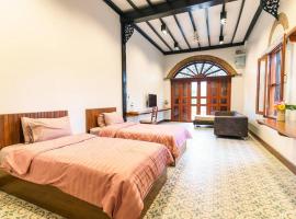 ROSE - Fong Lee CC Lampang Walking Street，位于南邦的带停车场的酒店