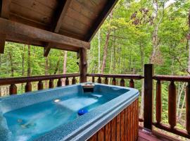 Studio Log Cabin - hot tub, fireplace, views, private!，位于鸽子谷的酒店