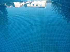 le logis gourmand à payroux chambres à 59 euros chacune avec piscine 10x5 et pdj compris fermé sur ce site merci de me contacter directement pour réservation au 06 87 cinquante huit quatre vingt quinze zéro un，位于Payroux的酒店