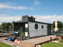 Houseboat in Malchow on Lake Malchow，位于马尔肖的船屋