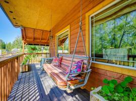 Cozy Kenai Abode with Private Deck 5 Mi to Ocean!，位于基奈的酒店