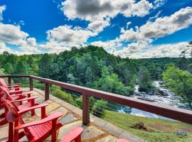 Mountain and Waterfall Views Stunning Dahlonega Gem，位于达洛尼加的酒店