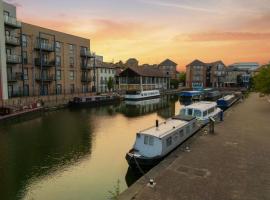 Unique Narrowboat in Town Centre Chelmsford Essex，位于切姆的船屋