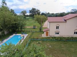 Arpent, la pause nature et piscine，位于Garnerans的酒店