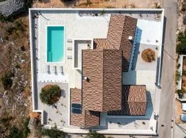 Villa Royal Stone with Pool, 350m from beach