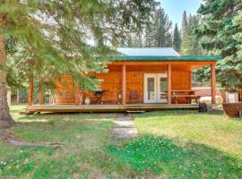 Deadwood Wolf Cabin with Fire Pit and Grill，位于戴德伍德的酒店