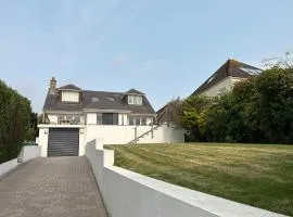 Sanctuary by the Sea with large room including lounge, bathroom, direct garden access & free parking