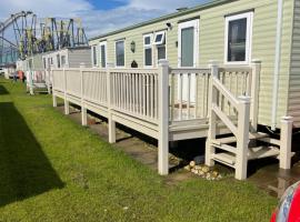 Blue 4 Caravan Ingoldmells 6 berth 3 bedrooms，位于英戈尔德梅尔斯的酒店