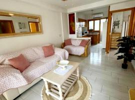 APARTAMENTOS ROSI - 5-10 Minute Walk To La Zenia Beach, Beach Bar, Shops, Paddys Point, Cabo Roig - Free WIFI - NO DEPOSIT REQUIRED，位于奥里韦拉海滩的酒店