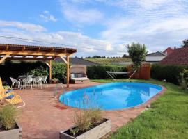 Ferienhaus zum Glück, mit Pool und Kamin，位于Gerswalde的酒店