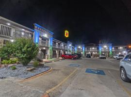 Super 8 by Wyndham McAllen-Downtown-Airport-LA Plaza Mall，位于麦卡伦的酒店