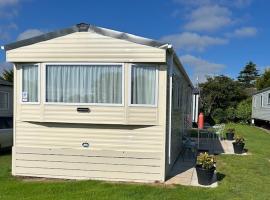 A 'Small' Hideaway，位于Pakefield的带泳池的酒店