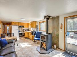 1 Mi to State Park Peaceful La Pine Cabin with Deck，位于拉派恩的酒店
