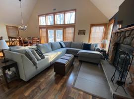 Gorgeous House in Camelback Mountain near lifts!，位于坦纳斯维尔的滑雪度假村