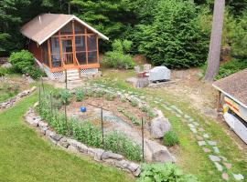 Sebago Lake Cottage on Raymond Cape，位于Raymond的酒店