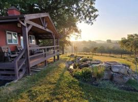 Peaceful Cabin-Breathtaking Views near Branson, MO，位于Walnut Shade的酒店