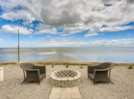 Serene Lakefront Standish Home with Fire Pit and Grill，位于Standish的酒店