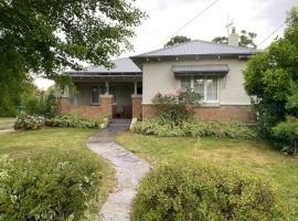 Stylishly renovated bungalow，位于奥兰治的酒店