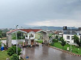Haven Lodge Islamabad, 4BR vacation home, hot tub & mountain view