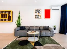 Roots One - Lakeview Escape with Balcony & Parking