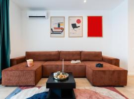 Roots Two - Tranquil Lakeview Escape with Balcony，位于布加勒斯特的酒店