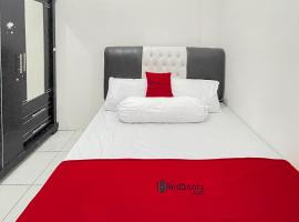 RedDoorz Near Karawang Central Plaza，位于Telukjambe的酒店