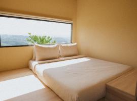 Rimbun Farm Cabin & Camp，位于Plaga的豪华帐篷营地