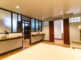 SKY - Fong Lee CC Lampang Walking Street，位于南邦的带停车场的酒店