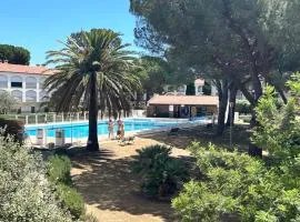 Le Patios , piscine plage terrain tennis