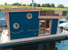 Tiny-Hausboot Irene mit Kamin und Dachterrassenlounge，位于汉堡的船屋