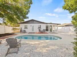 Sunny Palmetto Oasis- 4BR Home with Private Pool home，位于Palmetto的酒店